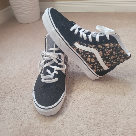 Ladies Sneakers - Picture 8 of 9